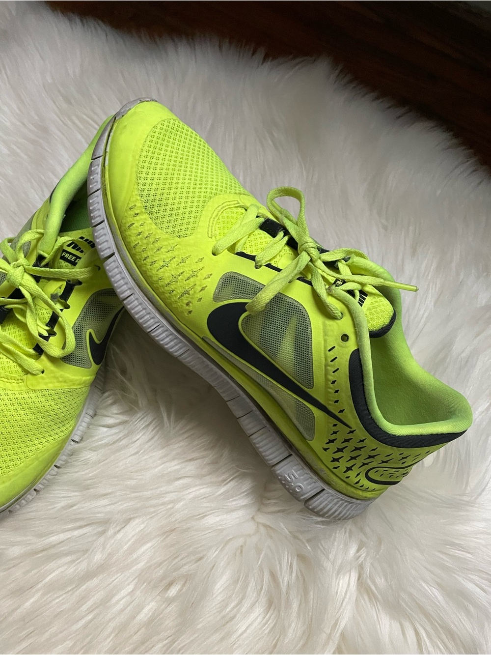 Nike Kids' Neon Yellow and Black Performance Sneakers